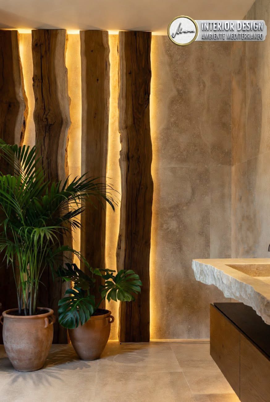 Detailansicht eines Organic Modern Luxury Badezimmers mit vertikalen Holzstelen, Natursteinwaschtisch und üppigen Pflanzen.