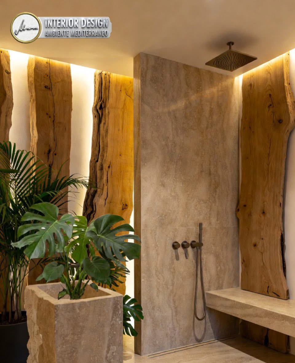 Duschbereich im Organic Modern Luxury Stil mit Natursteinbank, beigen Steinoberflächen und vertikalen Holzstelen.