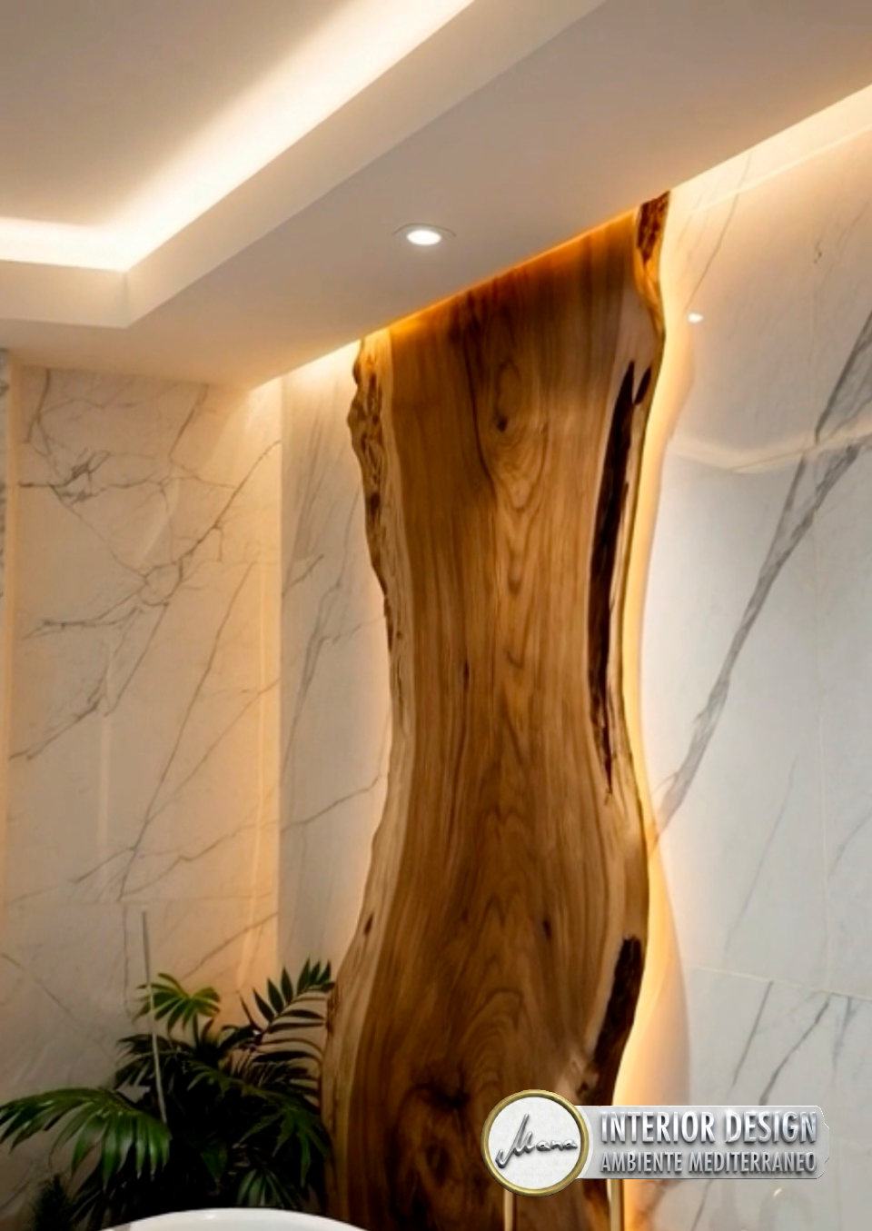 Detailansicht eines Organic Modern Luxury Badezimmers mit vertikaler Holzstele, heller Marmoroptik und sanfter Hinterleuchtung.